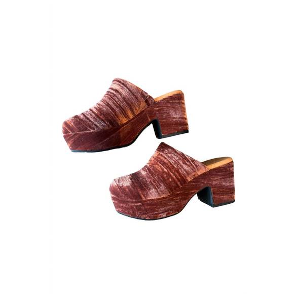 NEW CHOCOLAT BLU women's ginette velvet upper clog in copper